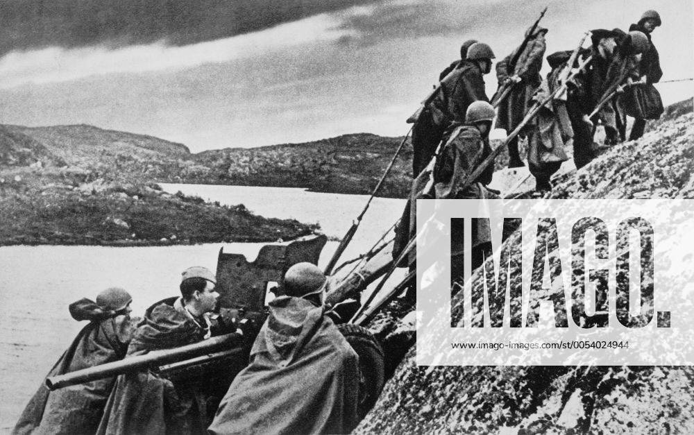 A combat crew takes another position on the Rybachy peninsula. TASS_315388