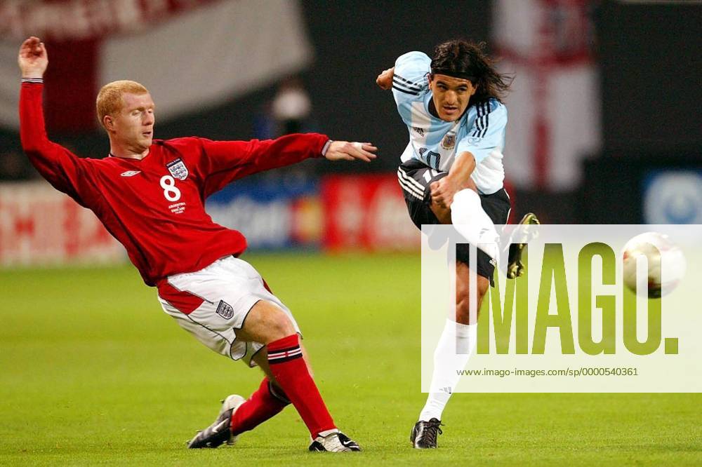 Ariel Ortega (re., Argentinien) zieht ab, Paul Scholes (England) kommt zu spät Fußball WM Herren Weltmeisterschaft 2002, Länderspiel, Gruppenspiel, Gruppe F, Nationalmannschaft, Nationalteam, Vdig Gruppe Sapporo Dome Sapporo Dynamik,