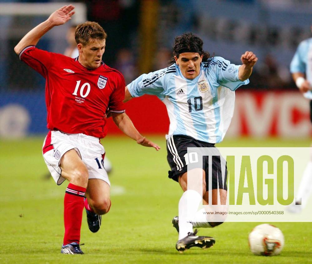 Michael Owen (li., England) gegen Ariel Ortega (Argentinien) Fußball WM Herren Weltmeisterschaft 2002, Länderspiel, Gruppenspiel, Gruppe F, Nationalmannschaft, Nationalteam, Vdig Gruppe Sapporo Dome Sapporo Dynamik,