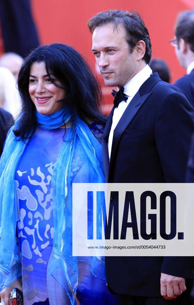(100513) -- CANNES, May 13, 2010 (Xinhua) -- French actor Vincent Perez(R) and Iranian writer Marjane Satrapi arrive for the opening ceremony and screening of Robin Hood presented out of competition at the 63rd Cannes Film Festival in Cannes, France, May 12, 2010. (Xinhua Zhang Yuwei) (yc) (24)FRANCE-CANNES-FILM-FESTIVAL