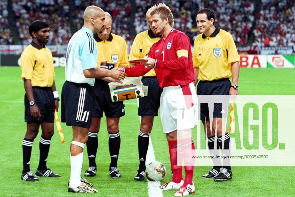 David Beckham (vorn re., England) und Juan Sebastian Veron (vorn li., Argentinien) begrüßen sich vor den Augen des Schiedsrichtergespanns hi.v.re.: Hector Vergara (Kanada), Collina (Italien), Hall (USA) und Mohamed Saeed (Malediven) Fußball WM Herren Weltmeisterschaft 2002, Länderspiel, Gruppenspiel, Gruppe F, Nationalmannschaft, Nationalteam, Vdig Gruppe Sapporo Dome Sapporo