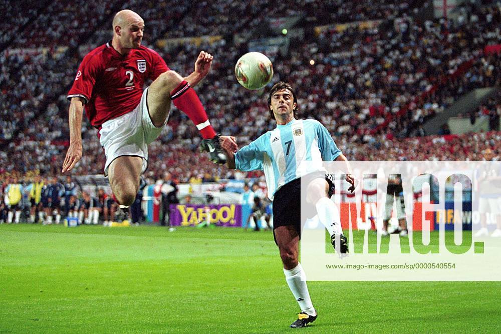 Danny Mills (li., England) klärt vor Claudio Lopez (Argentinien) Fußball WM Herren Weltmeisterschaft 2002, Länderspiel, Gruppenspiel, Gruppe F, Nationalmannschaft, Nationalteam, Vdig Gruppe Dome Sapporo Dynamik, Höhe