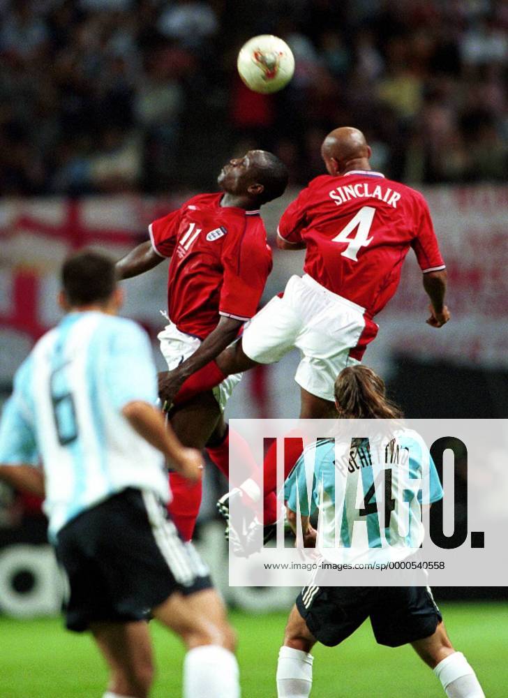 Emile Heskey (oben li.) und Trevor Sinclair (oben re., beide England) demonstrieren Mauricio Pochettino (Argentinien) die typisch britische Lufthoheit Fußball WM Herren Weltmeisterschaft 2002, Länderspiel, Gruppenspiel, Gruppe F, Nationalmannschaft, Nationalteam, Vdig Gruppe Dome Sapporo Höhe, Dynamik, Überlegenheit,