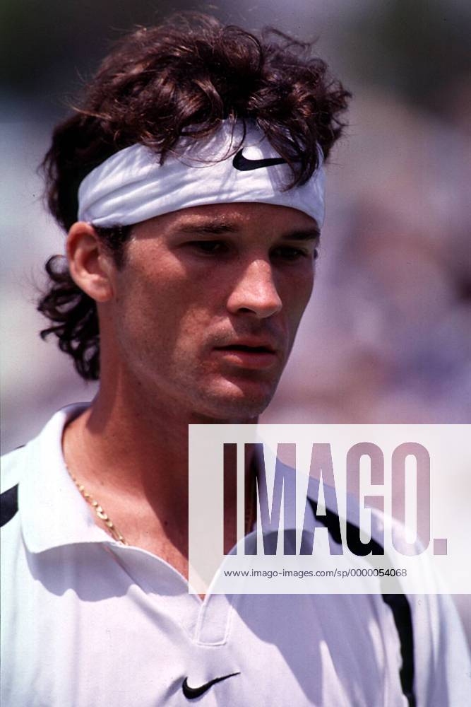 Der Spanier Carlos Moya im Porträt Tennis Herren Saison 1998: Australian Open 98, Grand Slam, ATP Tour, Tennisturnier, Hartplatz, Hardcourt Porträt Flinders Park Melbourne Konzentration,