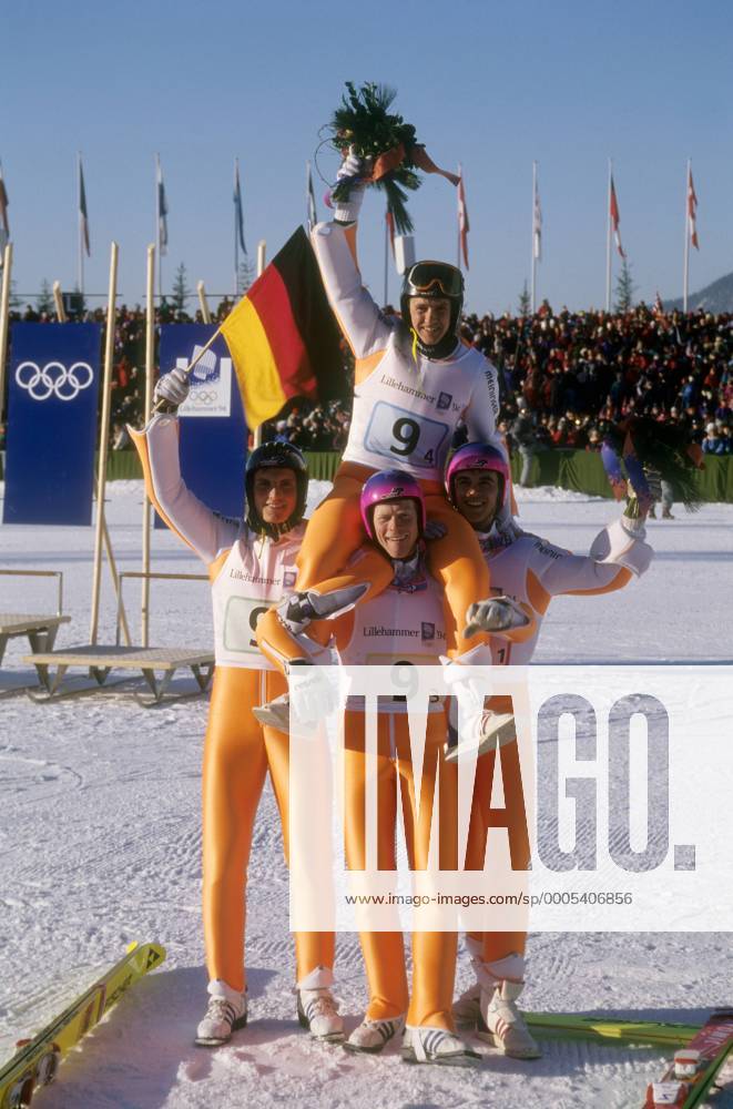 Team Deutschland, Olympiasieger 1994 in Lillehammer, v. li.: Christof Duffner, Dieter Thoma (unt.), Jens Weißflog und Hansjörg Jäkle Skispringen OS Winter Herren Olympische Spiele 1994, Winterspiele, Ski Nordisch, Skisport, Teamwertung, Teamwettbewerb Gruppe Lillehammer Freude, Begeisterung,