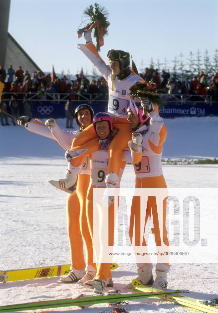 Team Deutschland, Olympiasieger 1994 in Lillehammer, v. li.: Christof Duffner, Dieter Thoma (unt.), Jens Weißflog und Hansjörg Jäkle Skispringen OS Winter Herren Olympische Spiele 1994, Winterspiele, Ski Nordisch, Skisport, Teamwertung, Teamwettbewerb Gruppe Lillehammer Freude, Begeisterung,