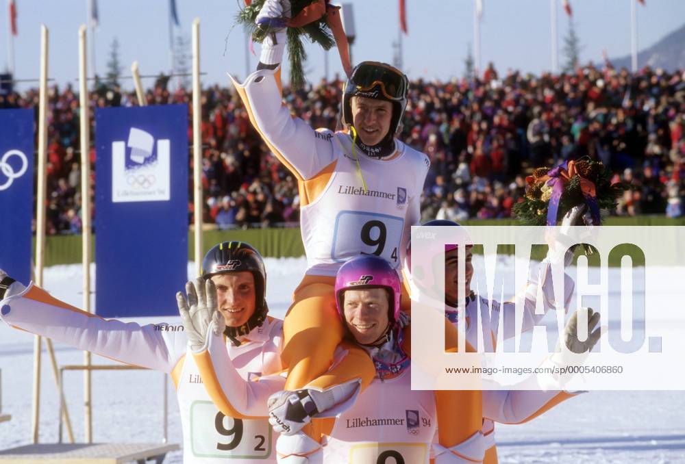Team Deutschland, Olympiasieger 1994 in Lillehammer, v. li.: Christof Duffner, Dieter Thoma (unt.), Jens Weißflog und Hansjörg Jäkle Skispringen OS Winter Herren Olympische Spiele 1994, Winterspiele, Ski Nordisch, Skisport, Teamwertung, Teamwettbewerb Gruppe Lillehammer Freude,