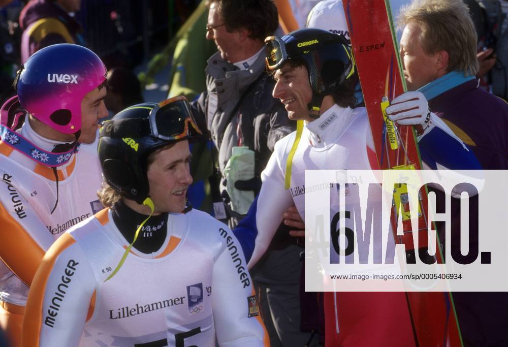 Gerd Siegmund (Deutschland, li.) gratuliert Espen Bredesen (Norwegen, re.) zum Olympiasieg 1994 von der Normalschanze, vorn Jens Weißflog (Deutschland) Skispringen OS Winter Herren Olympische Spiele 1994, Winterspiele, Ski Nordisch, Skisport Gruppe Lillehammer Freude,