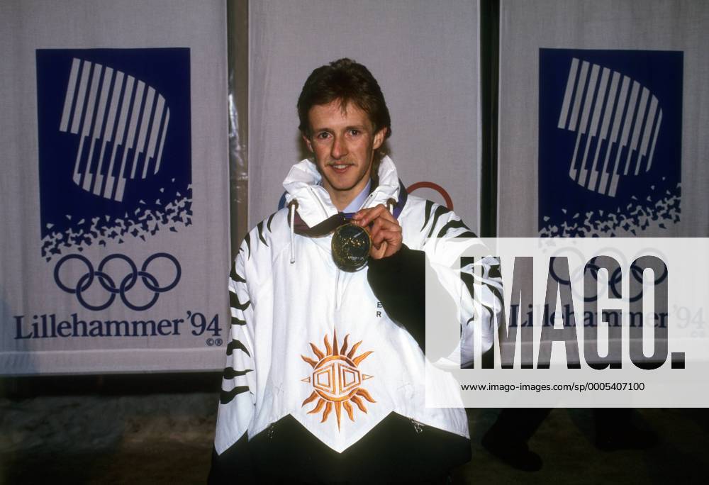 Jens Weißflog (Deutschland), Olympiasieger 1994 in Lillehammer von der Großschanze Skispringen OS Winter Herren Olympische Spiele 1994, Winterspiele, Ski Nordisch, Skisport Einzelbild Lillehammer Freude,
