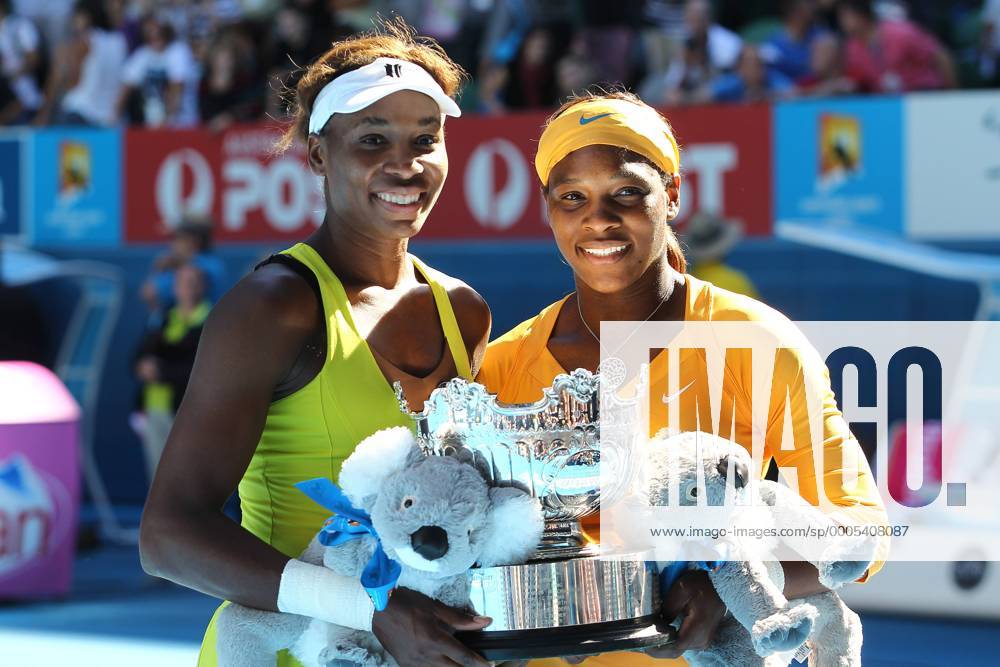 Serena and Venus Williams (L), USA, in the women s doubles final of the 2010 Tennis Australian Open in Melbourne, 29 01 2010 - o0 Objekte Pokal Sieger Siegerehrung Freude