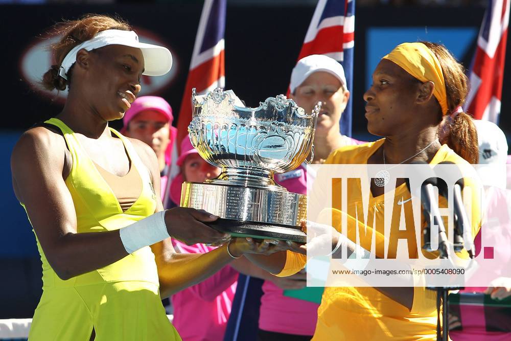 Serena and Venus Williams (L), USA, in the women s doubles final of the 2010 Tennis Australian Open in Melbourne, 29 01 2010 - o0 Objekte Pokal Sieger Siegerehrung Freude