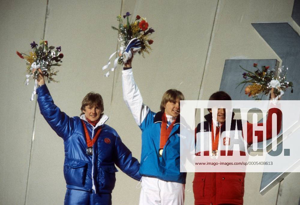 Siegerehrung Großschanze Olympische Spiele 1984 in Sarajevo: Olympiasieger Matti Nykänen (Finnland, Mitte) zwischen Jens Weißflog (DDR, li.) und Pavel Ploc (CSSR) Skispringen OS Winter Herren Olympische Spiele 1984, Winterspiele, Ski Nordisch, Skisport Gruppe Sarajevo Freude,