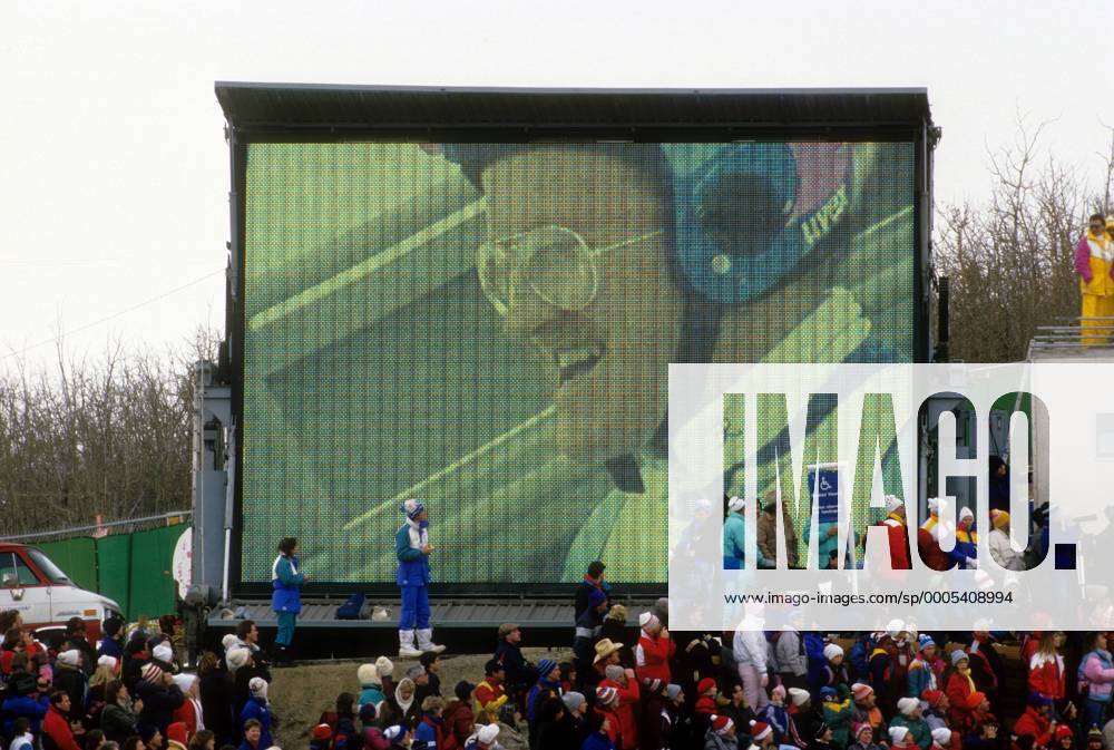 Michael Eddie The Eagle Edwards (Großbritannien) auf der Leinwand Skispringen OS Winter Herren Olympische Spiele 1988, Winterspiele, Ski Nordisch, Skisport Totale Calgary