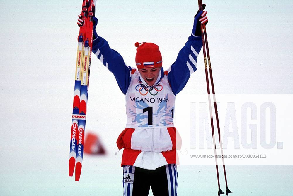 OLYMPIC LEGENDS: Larissa Lasutina Larissa Lazutina aus Rußland jubelnd Nordischer Skilauf OS Winter Damen Winterspiele 1998, Olympische Spiele, Olympia, Olympiade: Ski Nordisch, Langlauf, Skilanglauf Einzelbild Hakuba - Kamishiro Nagano Glück, Freude,