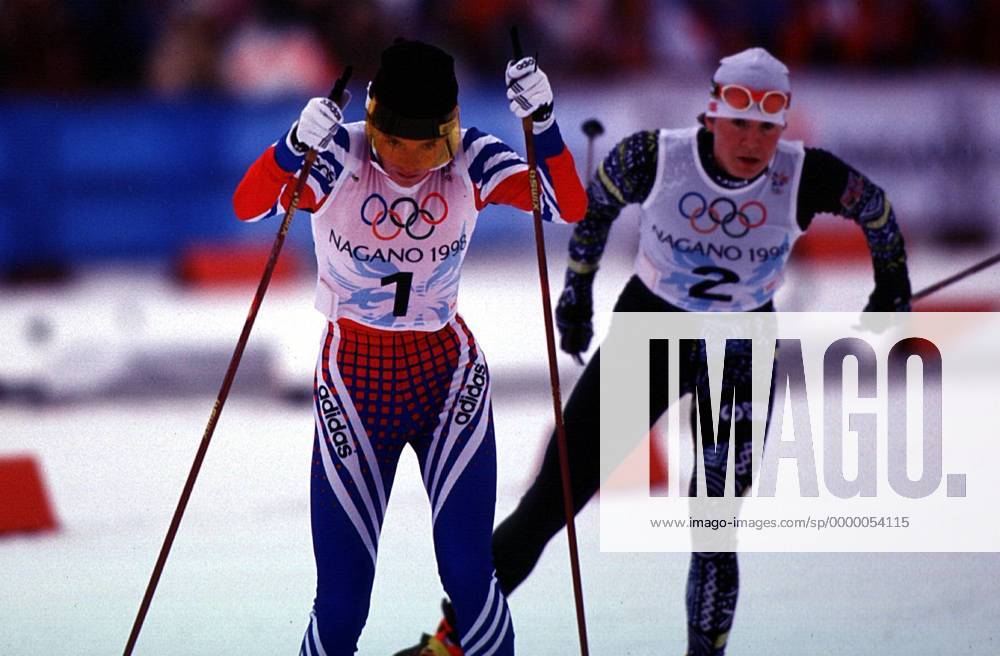 OLYMPIC LEGENDS: Larissa Lasutina Larissa Lazutina aus Rußland in der Loipe vor Katarina Neumannova aus Tschechien Nordischer Skilauf OS Winter Damen Winterspiele 1998, Olympische Spiele, Olympia, Olympiade: Ski Nordisch, Langlauf, Skilanglauf Einzelbild Hakuba - Kamishiro Nagano Dynamik,