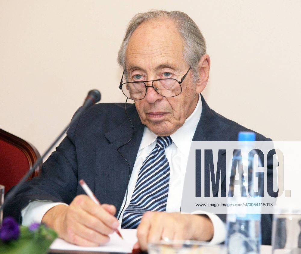 ITAR-TASS 35: MOSCOW REGION, RUSSIA. SEPTEMBER 15, 2009. American futurist Alvin Toffler attends the session of Moscow s - Business Community - club at the Marriott Grand Hotel. 1034703
