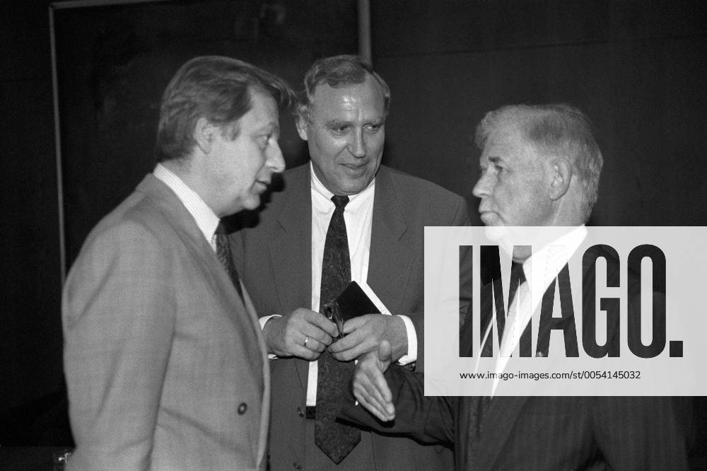 Eberhard Diepgen (li., CDU Regierender Bürgermeister von Berlin), Rudolf Seiters (Mitte, CDU Kanzleramtschef) und Kurt Biedenkopf (re., CDU Ministerpräsident Sachsen) in Bonn