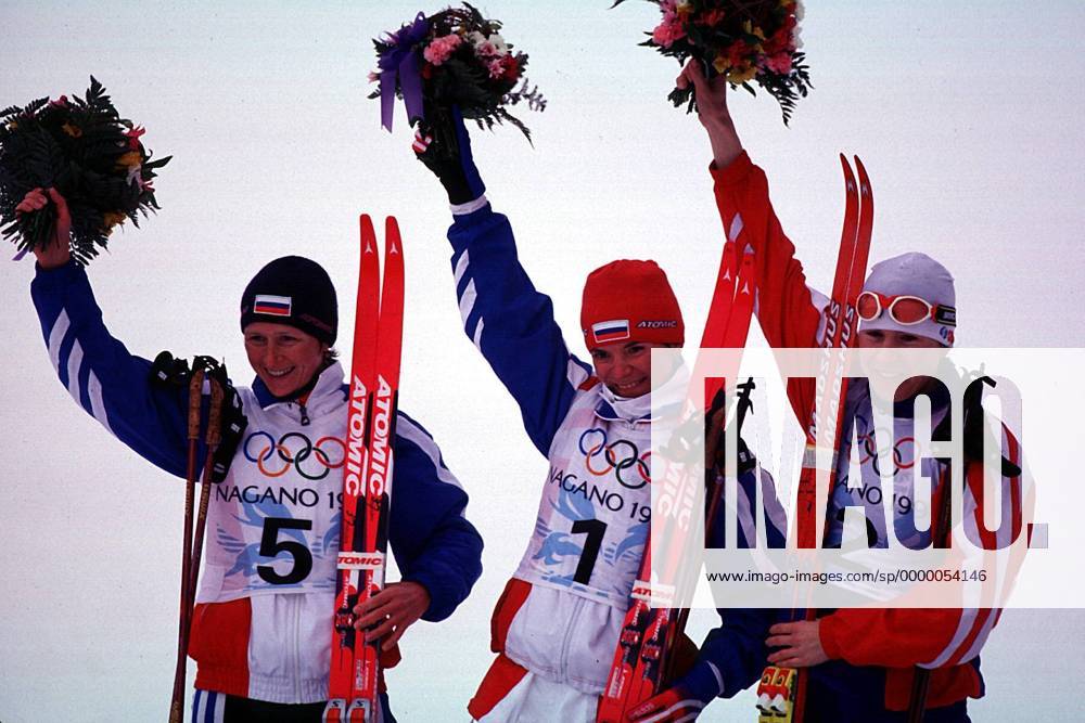 OLYMPIC LEGENDS: Larissa Lasutina V.l.: Olga Danilova aus Rußland, Teamkollegin Larissa Lazutina und Katarina Neumannova aus Tschechien Nordischer Skilauf OS Winter Damen Winterspiele 1998, Olympische Spiele, Olympia, Olympiade: Ski Nordisch, Langlauf, Skilanglauf Totale Hakuba - Kamishiro Nagano Harmonie, Freude,