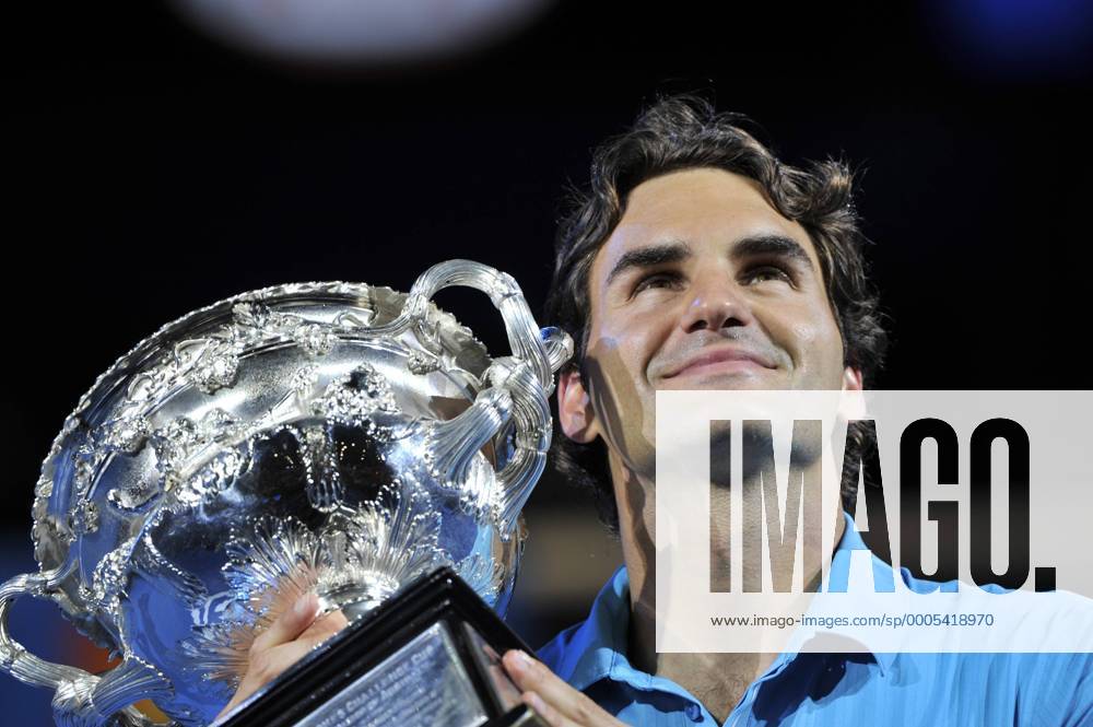 Australian Open, Melbourne:. Roger Federer (SUI) receives the trophy. Blakemanx ActionPlus20107375 o0 Finale Pokal Objekte Sieg, Sieger, Freude