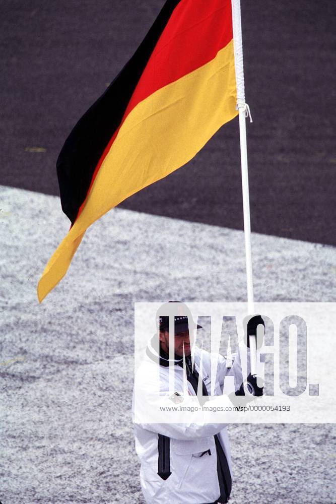 Einmarsch der deutschen Mannschaft: Fahnenträger Jochen Behle OS Winter Winterspiele 1998, Olympische Spiele, Olympia, Olympiade: Eröffnung, Zeremonie Einzelbild Olympiastadion Nagano City