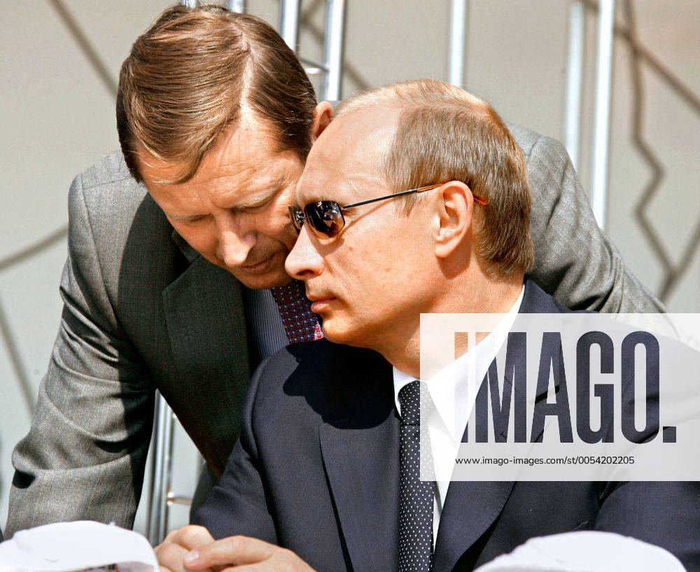 ITAR-TASS 30: MOSCOW REGION, RUSSIA. AUGUST 15. Russian President Vladimir Putin and Defence Minister Sergei Ivanov (R-L) talk while look on demonstration flights at MAKS-2005 International and Space Salon held in Zhukovsky. Highlight 173405