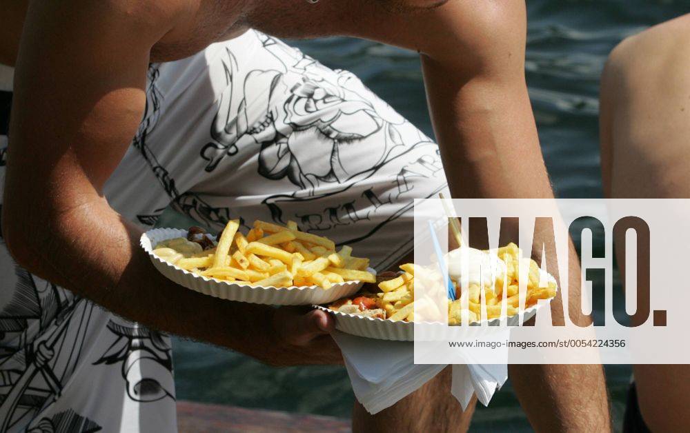 Bleibtreusee im Sommer Köln, 11.07.2010 - Pommes mit Majo und Ketchup.