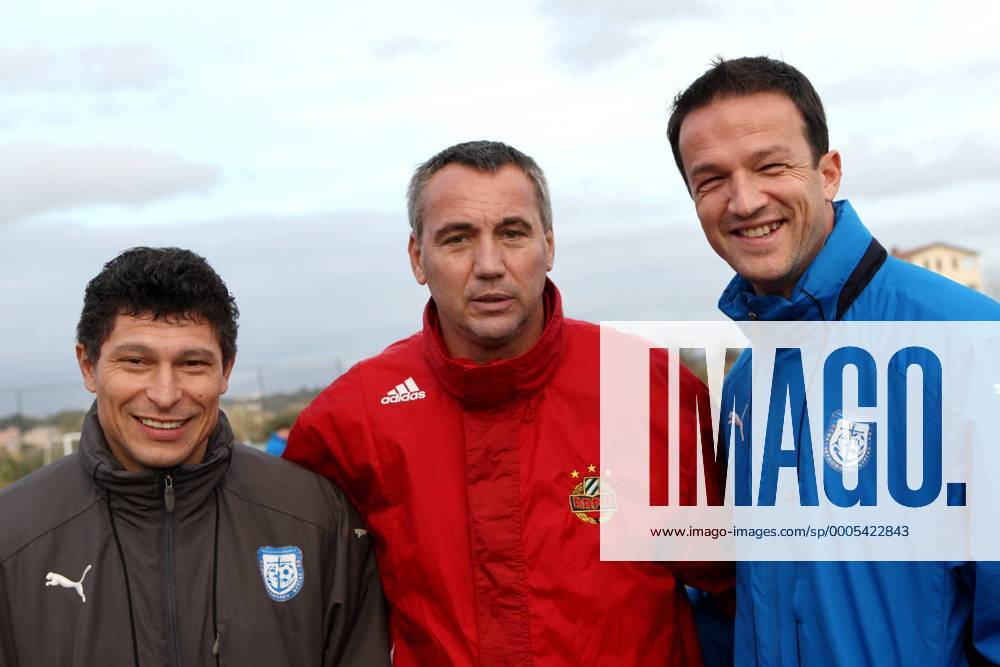 FUSSBALL - BL, Rapid vs Burgas, Testspiel BELEK,,01.FEB.10 - FUSSBALL- tipp3 Bundesliga powered by T-Mobile, SK Rapid Wien vs PFC Chernomorets Burgas, Vorbereitungsspiel, Trainingslager. Bild zeigt Trainer Krassimir Balakov (Burgas, L), Trainer Peter Pacult (Rapid, C) und Sportdirektor Fredi Bobic (Burgas) . o00 Aufmacher