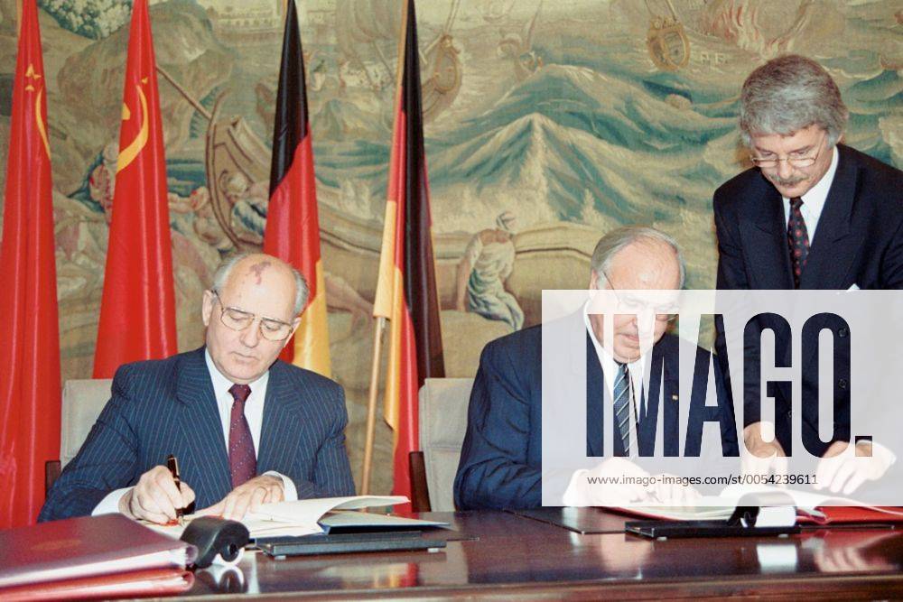 Bonn. The 9th of November. President of the Soviet Union Mikhail Gorbachev (L) and Chancellor of Germany Helmut Kohl signed the agreement on neighborliness, partnership and cooperation between the Soviet Union and the FRG in Schaumburg Castle. 10260