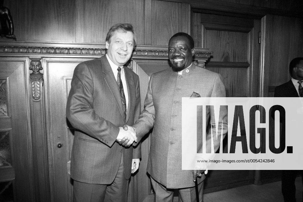 Jonas Savimbi (R, Angola Präsident UNITA) und Eberhard Diepgen (Deutschland CDU Regierender Bürgermeister von Berlin) während eines Treffens in Berlin
