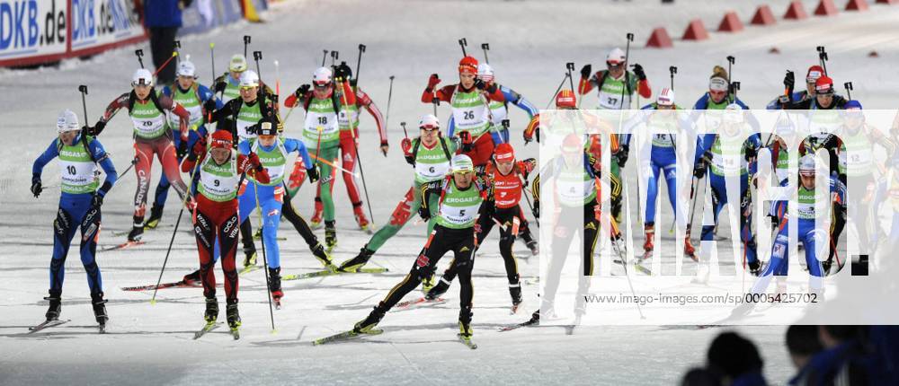 Simone HAUSWALD (5) und Kati WILHELM (beide Deutschland, 4) Aktion Biathlon Massenstart der Frauen 16.1.2010 o0 Start Totale Starterfeld Teilnehmerfeld Starter Teilnehmer