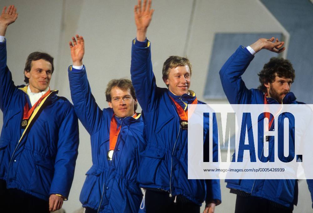 4x10km Staffel Schweden, Olympiasieger 1984 in Sarajevo, v. li.: Benny Kohlberg, Jan Ottosson, Gunde Svan und Thomas Wassberg Nordischer Skilauf OS Winter Herren Olympische Spiele 1984, Winterspiele, Ski Nordisch, Skisport Gruppe Sarajevo Freude,