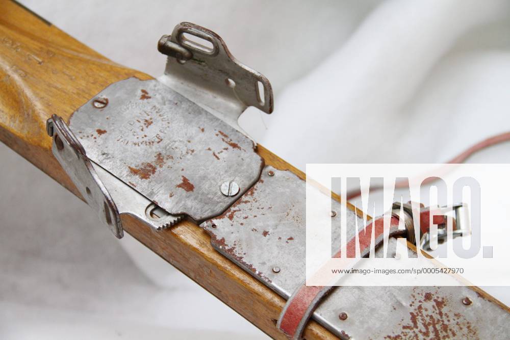 Olympische Winterspiele - Holzski mit Bindung von 1928 o0 Equipment Sportgerät Objekt Detail o00 Skibindung