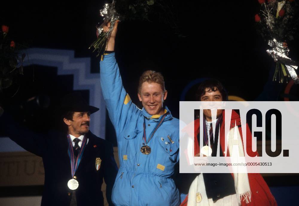 Siegerehrung 50km Olympische Spiele 1988 in Calgary: Olympiasieger Gunde Svan (Schweden, Mitte) zwischen Maurilio de Zolt (Italien, li.) und Andi Grünenfelder (Schweiz) Nordischer Skilauf OS Winter Herren Olympische Spiele 1988, Winterspiele, Ski Nordisch, Skisport, Langlauf Gruppe Calgary Freude,