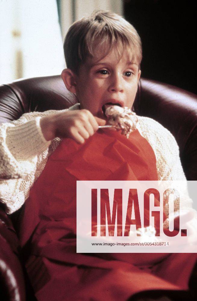 KPA42222.jpg KEVIN - ALLEIN ZU HAUS Home Alone USA 1990 Chris Columbus Kevin, allein zu Haus, genießt seine Freiheit mit einer großen Portion Eiskrem: MACAULAY CULKIN als Kevin BOX UnitedArchives42222