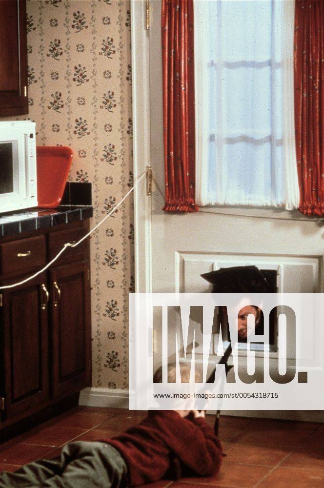 KPA42223.jpg KEVIN - ALLEIN ZU HAUS Home Alone USA 1990 Chris Columbus Keine Angst vor Einbrechern: Kevin (MACAULAY CULKIN) weiß sich zu wehren. Szene mit DANIEL STERN (Marv) BOX UnitedArchives42223