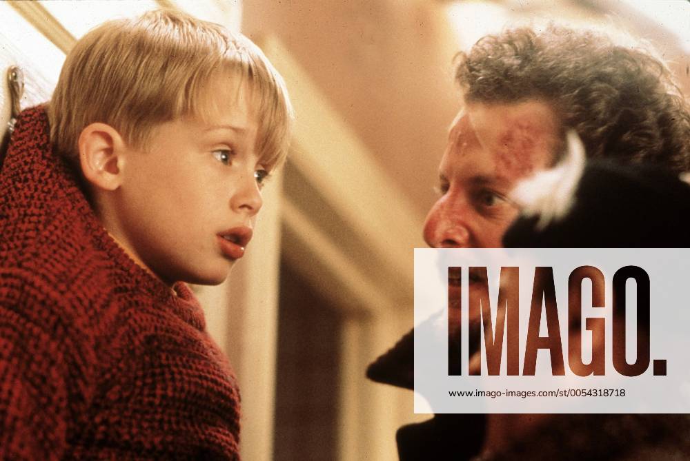 KPA42226.jpg KEVIN - ALLEIN ZU HAUS Home Alone USA 1990 Chris Columbus Kevin (MACAULAY CULKIN), jüngster Sproß der Familie McCallister, wird beim turbulenten Aufbruch in die Weihnachtsferien einfach zu Hause vergessen. Am Anfang genießt er die Zeit allein zu Hause, bis er die Bekanntschaft mit zwei tolpatschigen Einbrechern (DANIEL STERN, JOE PESCI) macht. BOX UnitedArchives42226