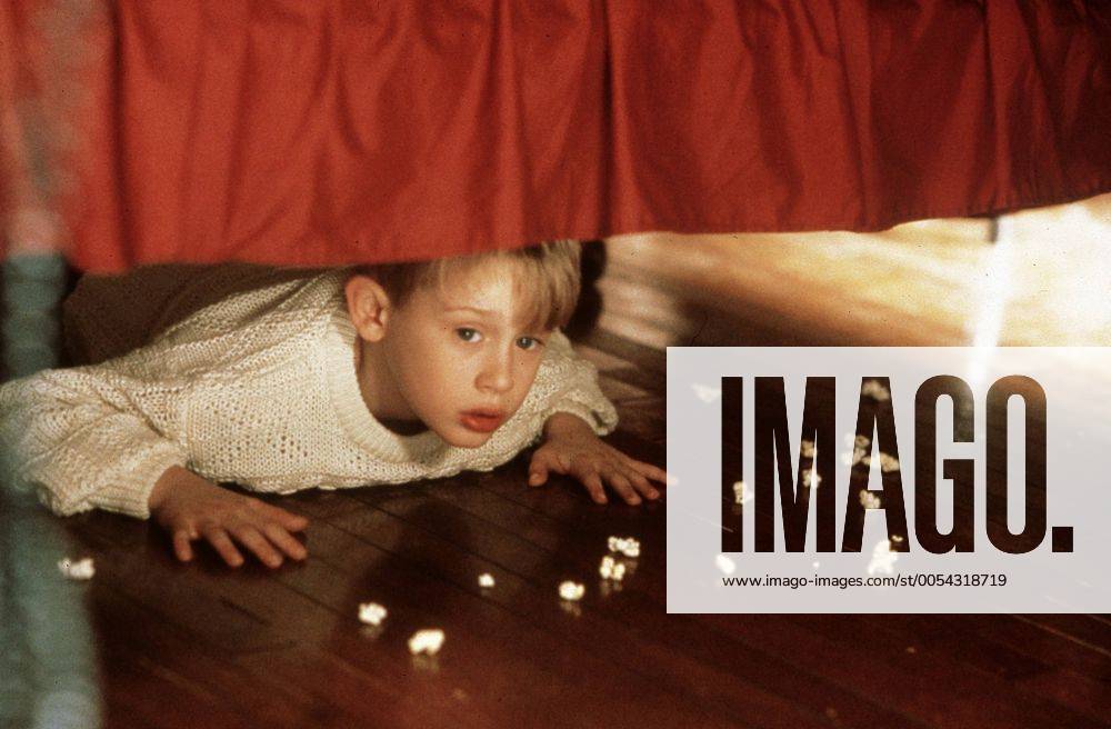 KPA42227.jpg KEVIN - ALLEIN ZU HAUS Home Alone USA 1990 Chris Columbus Mit kleinen Tricks gelingt es Kevin (MACAULAY CULKIN), die Einbrecher zu überlisten. BOX UnitedArchives42227