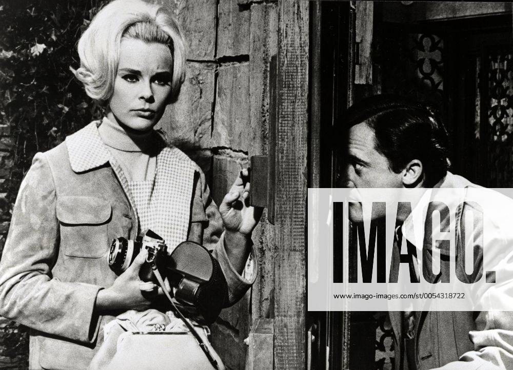 KPA42233.jpg ELKE SOMMER mit Fotokamera, ROBERT VAUGHN guckt durch Schlüsselloch THE VENETIAN AFFAIR 1967 UnitedArchives42233