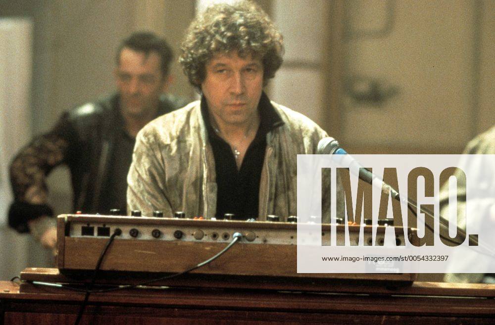 KPA50536.jpg STILL CRAZY Still Crazy GB 1998 Brian Gibson Rockmusiker Tony Costello (STEPHEN REA) am Keyboard. UnitedArchives50536