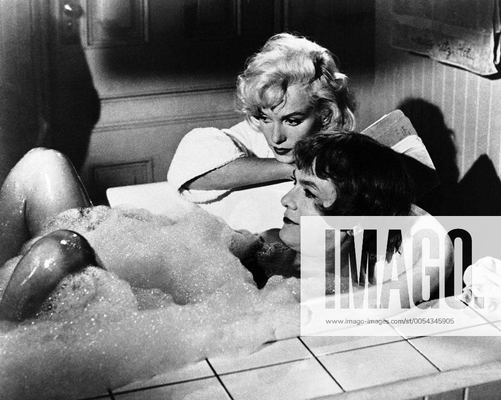 IMAGO ICONS: Marilyn Monroe KPA62955.jpg MANCHE MÖGEN S HEISS Some like it hot USA 1959 Billy Wilder Szene in der Badewanne: TONY CURTIS (Joe Josephine), MARILYN MONROE (Sugar) B206803 rights=ED UnitedArchives62955