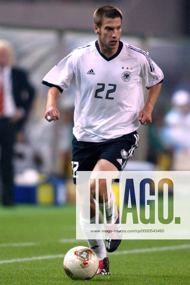 Torsten Frings (Deutschland) am Ball Fußball WM Herren Weltmeisterschaft 2002, Länderspiel, Gruppenspiel, Gruppe E, Nationalmannschaft, Nationalteam Einzelbild Stadion Ecopa Shizuoka