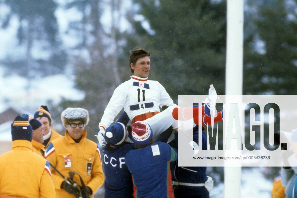 Jubel mit Schlussläufer Aleksander Tikhonov, die UdSSR ist Olympiasieger 1976 in Innsbruck mit der 4x7,5km Staffel Biathlon OS Winter Herren Olympische Spiele Innsbruck 1976, Winterspiele, 4x7,5km Staffel Gruppe Seefeld Freude, Begeisterung,