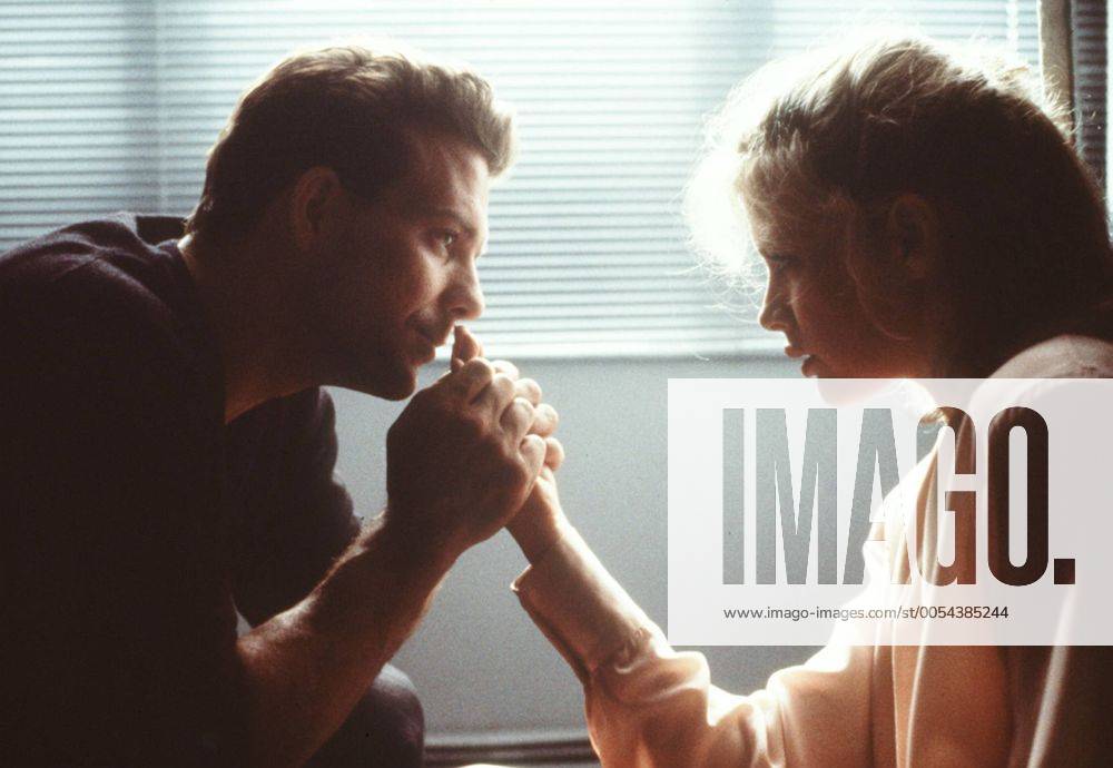 9 1 2 Wochen (1986) 9 1 2 Wochen dauert die ungewöhnliche Beziehung zwischen der attraktiven Elizabeth (KIM BASINGER) und dem Börsenmakler John (MICKEY ROURKE). 32312 , 21KPAPROWOC3 UnitedArchives06925