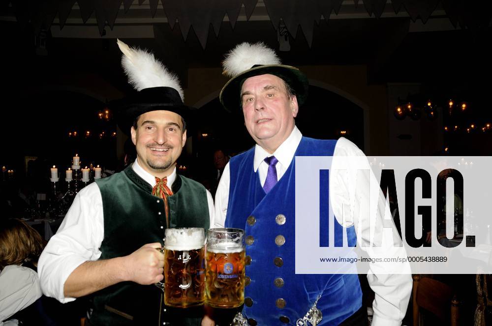 Löwenbräukeller - Filseball, Filserhut Verleihung an Georg Hackl (GER, li.) mit Preisträger Adi Frieser o0 Filser Hut, Bier, Bierglas, Alkohol