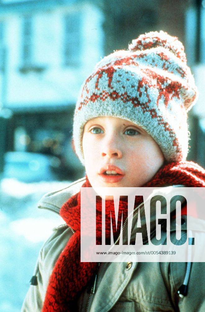 KEVIN - allein zu haus (1990) Der achtjährige Kevin (MACAULAY CULKIN), jüngster Sproß einer kinderreichen Familie, wird beim turbulenten Aufbruch in die Weihnachtsferien glatt zu Hause vergessen. Am Anfang genießt er die Zeit allein zu Hause, doch als zwei Einbrecher planen das Haus auszuräumen, ist Kevins Findigkeit gefragt ... 37391 , 28kpakevin2 UnitedArchives14126
