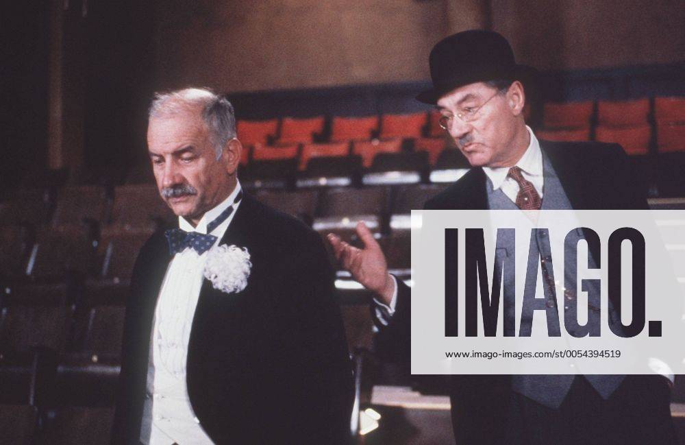 DER KINOERZÄHLER (1993) Zwischen dem Theaterbesitzer Herrn Theilhaber (MARTIN BENRATH, r.) und dem Kinoerzähler (ARMIN MÜLLER STAHL) kommt es zum Streit, weil sein Beruf mit dem Einzug des Tonfilms überflüssig geworden ist. 38351 , 28kpaKino1 UnitedArchives18950