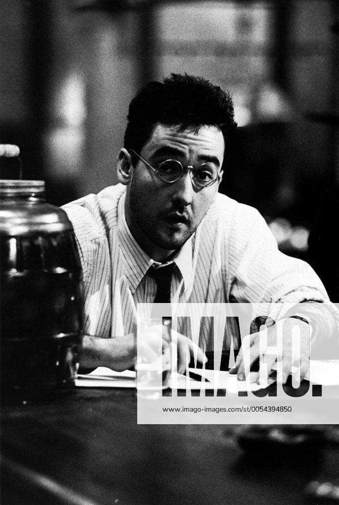 Bullets Over Broadway (USA 1994) Ein junger Bühnenautor (JOHN CUSACK) sucht dringend einen Financier für sein neues Bühnenstück und stößt dabei auf einen Gangsterboss, der dringend eine Bühne sucht, auf der sich dessen ewig nörgelnde Geliebte als Schauspielerin versuchen kann. Die explosive Alliance zwischen Broadwayboheme und Gangstermilieu erhält zusätzlichen Zündstoff, als sich auch noch der Leibwächter der Gangsterbraut einmischt. JOHN CUSACK (David Shayne) B396507 , 18kpaBullet2 UnitedArchives19480