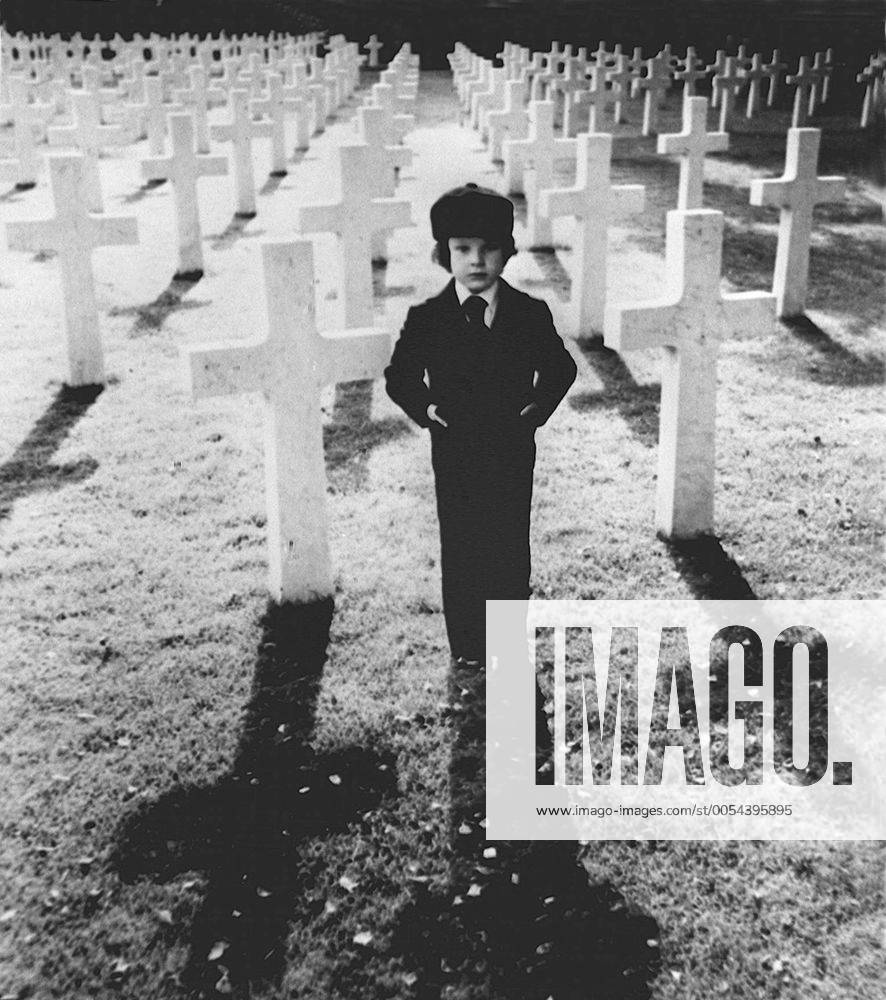 DAS OMEN (1976) US-Botschafter Robert Thorn hat sich in einem römischen Hospital überreden lassen, das Kind einer Frau zu adoptieren, die bei der Geburt gestorben ist. Was Robert und seine Frau jedoch nicht ahnen: Der kleine Damien (HARVEY STEPHENS) ist der Sohn des Satans, den dieser als Baby unter die Menschheit schmuggeln will, um die Weltherrschaft zu erringen. B222272--1-53571 , 17kpaOmen UnitedArchives21056