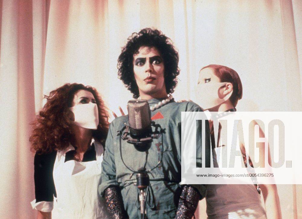 TIM CURRY Tim Curry wurde am 19. April 1946 in Birmingham geboren.Nach dem Studium der Theaterwissenschaft in Cambridge arbeitete er bei der Londoner Produktion des Musicals Hair mit. Am Royal Court Theatre kreierte er die Figur des Frank N. Furter, die er dann für die Broadway- Produktion weiterentwickelte. 1975 wurde die Rocky Horror Picture Show dann verfilmt. Neben seiner Tätigkeit als Film- und Bühnendarsteller komponiert und singt Tim Curry mit seiner Band.Foto: Rocky Horror Picture Show 1975 mit Patricia Quinn (li.) und Nell Campbell (re.). 1361 , TimCurry UnitedArchives21566