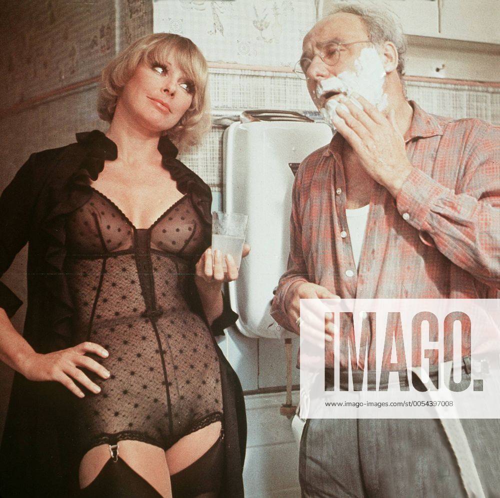 Einer von uns beiden (D 1974) Szene mit Miezi (ELKE SOMMER) und Opa Melzer (WALTER GROSS) 31401-0-56582 , 07kpaEiner1 UnitedArchives22519